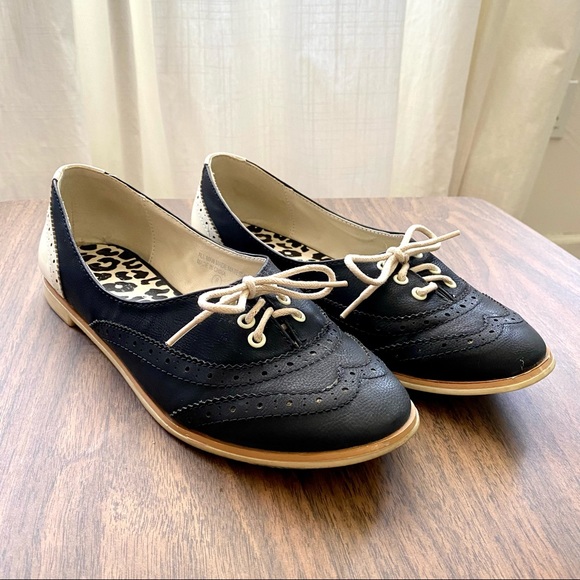 [ Sold ] ModCloth Retro Black and Beige Lace-up Flats, Size 8 - Picture 5 of 7